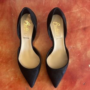 New black kitten heel suede pump by Butter Size 9